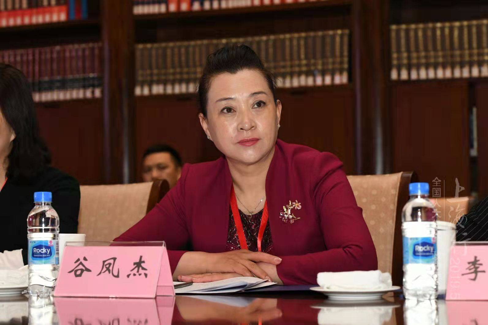 采访谷凤杰的时候,正巧赶上村里养殖户的几头牛死