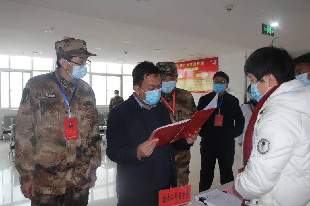 河南省新乡市凤泉区长丁文广检查指导征兵体检工作
