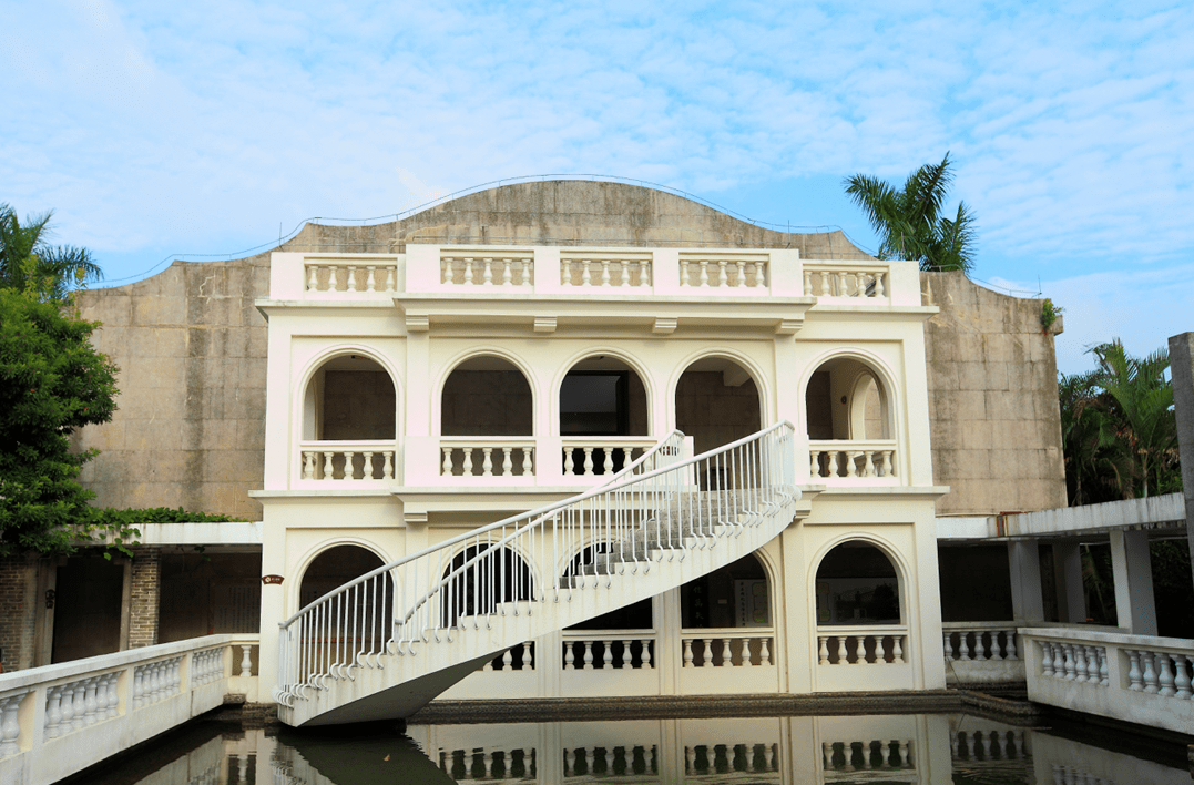 梁启超故居位于新会区茶坑村,建于晚清,包括故居,怡堂书室,回廊陈列室