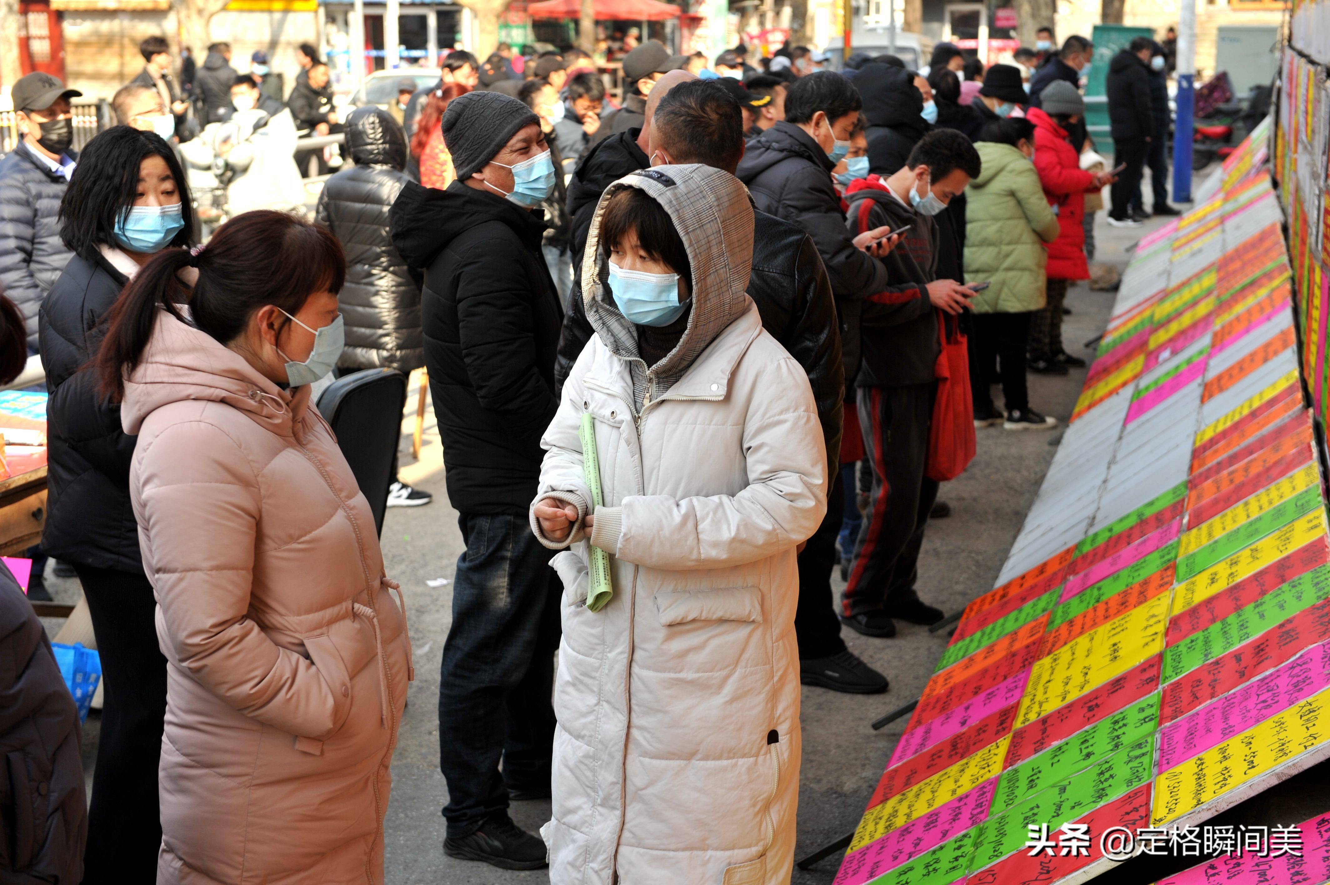 企薪8920元,实拍年后青岛劳务市场,日结工资是中年人"香饽饽"