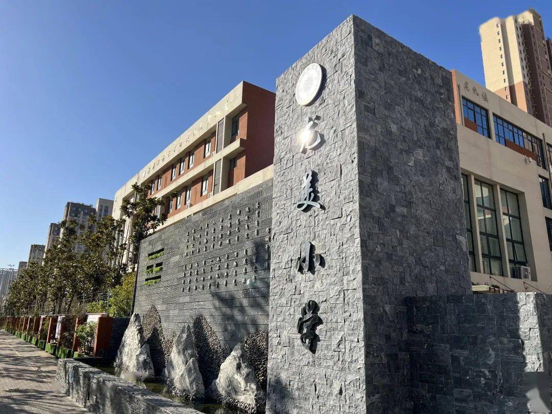 特别值得一提的是教育资源,南侧的龙美小学以及朗星小学已经投入使用