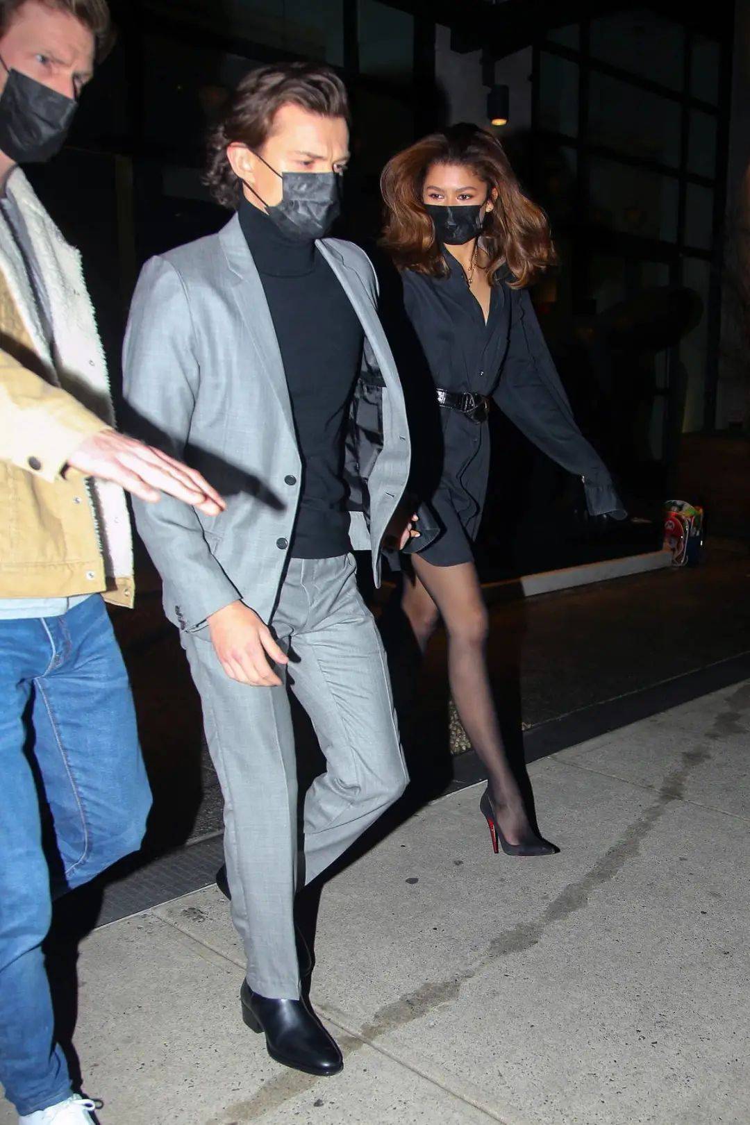 Gene@ 给朱莉的珍珠项链Look跪了,Baby和宋祖儿撞衫谁更美?!开开与新男友浪漫约会【海报街拍】