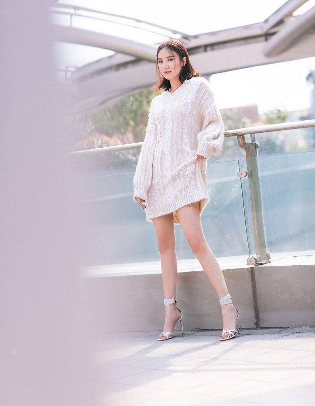 宋佳穿件毛衣都比别人美,叠穿衬衫皮裙简约清新,身材挺迷人的_造型