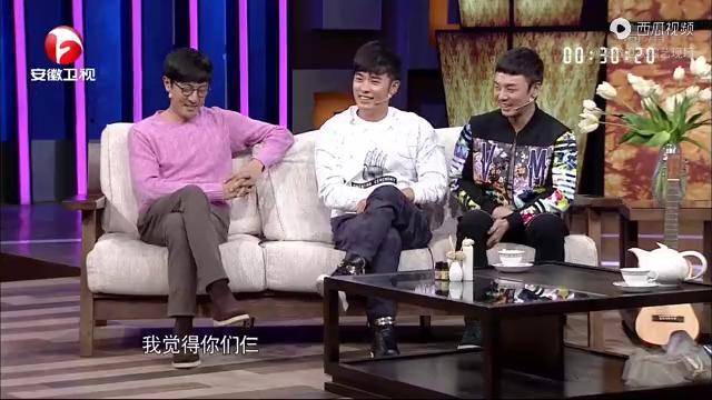 张鲁一粉色毛衣登场陈赫当场上手扒拉差点走光丨静距离