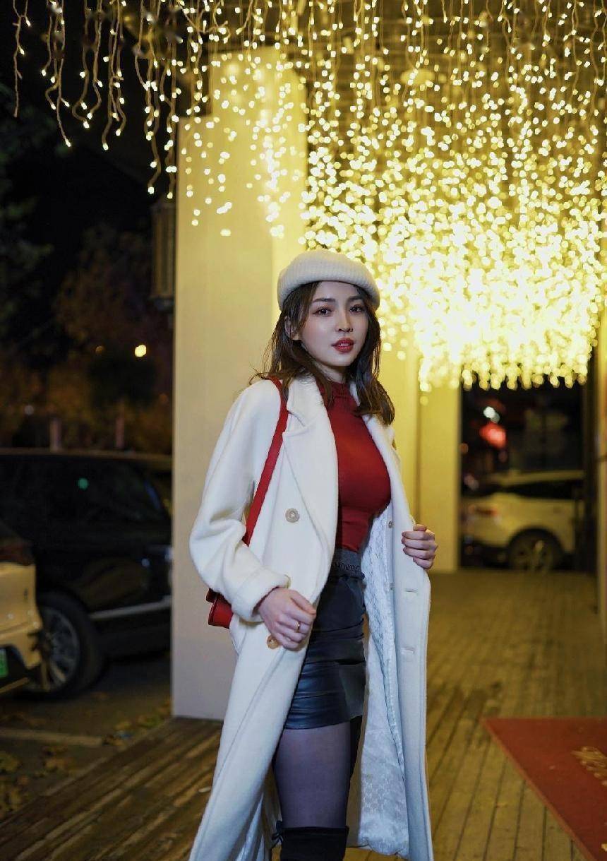 王钟瑶原来是丰满身材穿紧身毛衣短裤看出特点但气质真不错