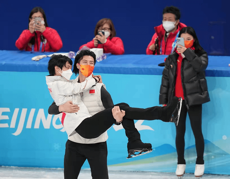 公主抱羽生结弦_羽生结弦唯美起舞 再现吻冰礼_柳鑫宇抱羽生结弦8