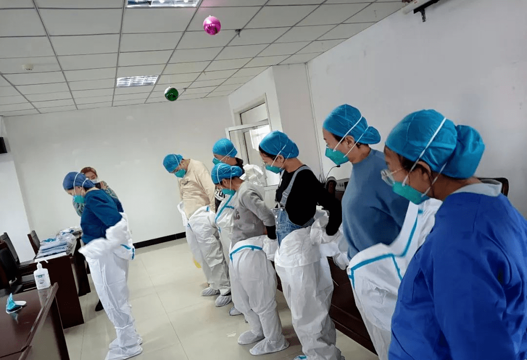 苏尼特左旗医院开展穿脱防护服培训