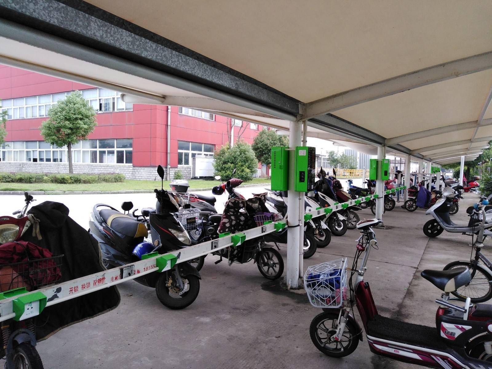 比手机还先进全国首条电动自行车无线充电带落地比有线充得快