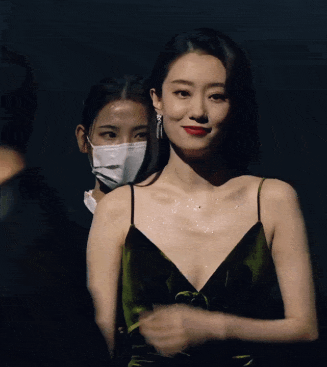 beauty会玩妆的人，已经把高光画到下颌线了