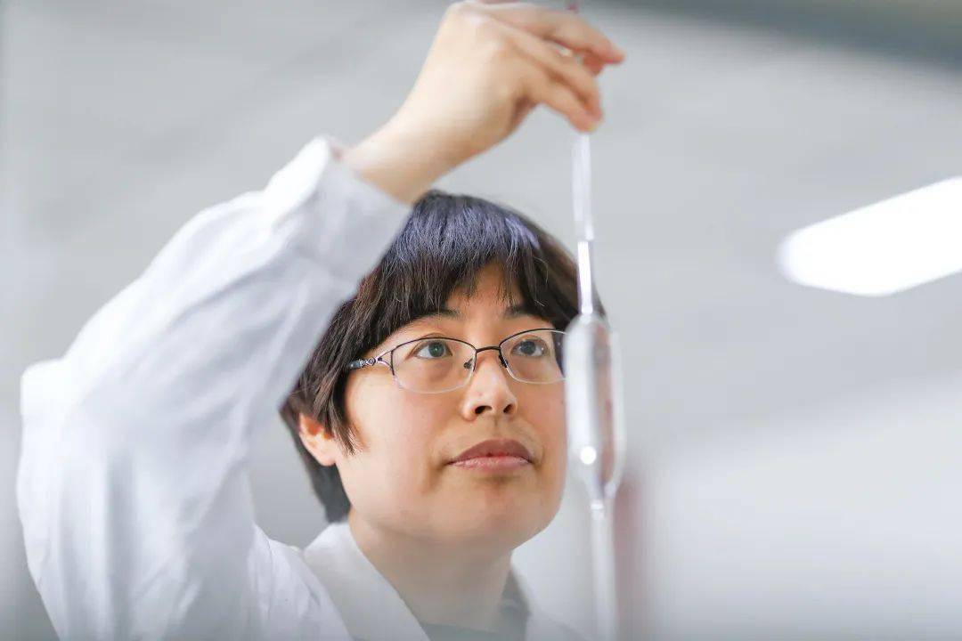 【技能之光】走近视频中的她,讲述粮油安全守护人的故事_孟爽_检测