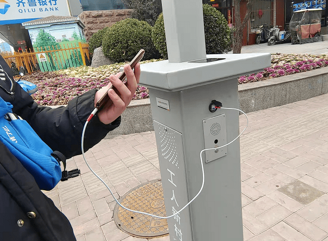 济南街头惊现充电宝式路灯,不仅能免费充电,还能紧急呼叫,以后还将装