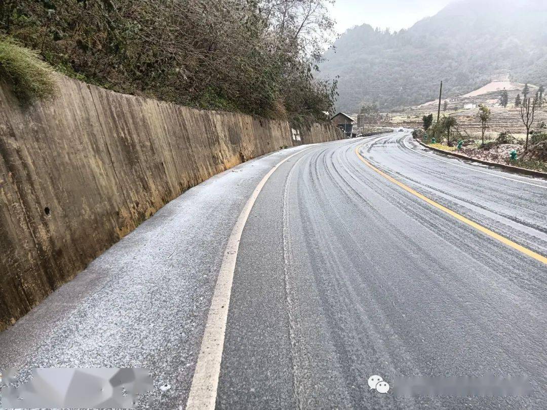 富宁路况提示:木央,田蓬等地部分路段有积雪,结冰,行车注意安全_路面