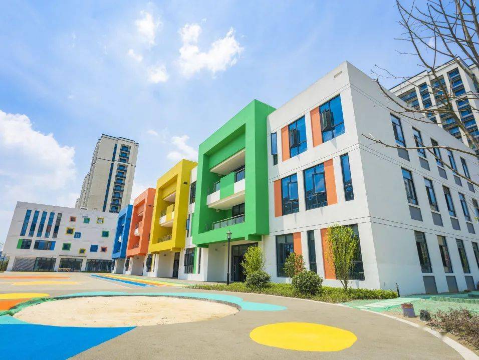 安置房配套三期幼儿园已交付使用,义蓬中心小学项目已完成主体结构