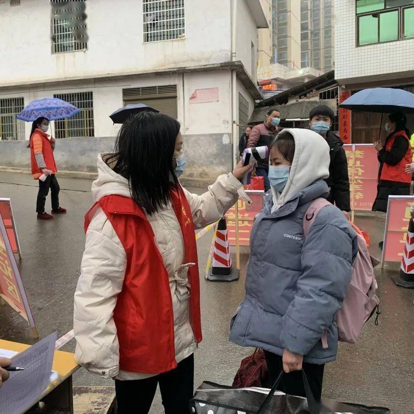 为营造安全有序的校园环境,严格遵守疫情防控工作,五四中学志愿者们
