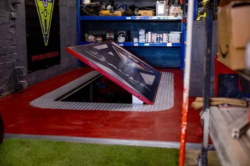 这款摩托车车库安装于地下,因此需要挖掘地下空间用于置入设备,包括