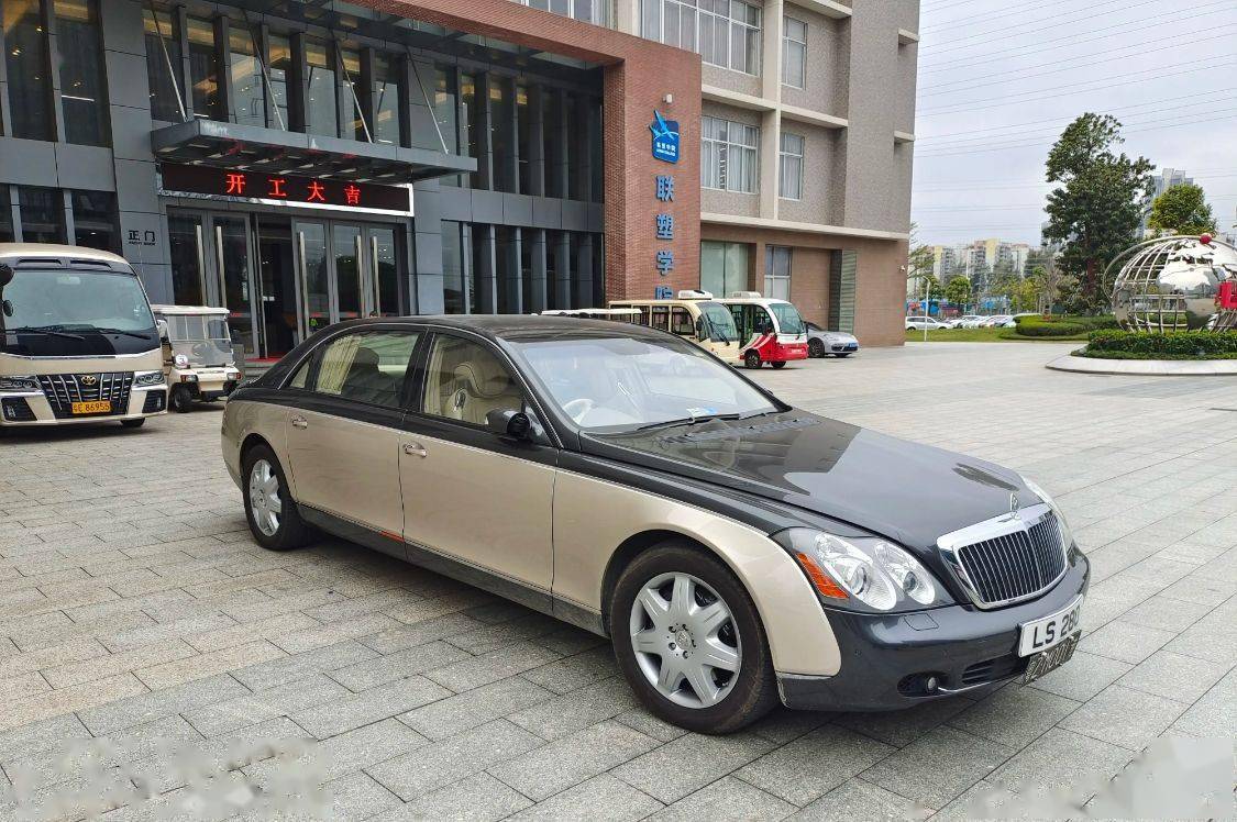 联塑学院门口偶遇黄联禧的迈巴赫62车牌号用公司缩写