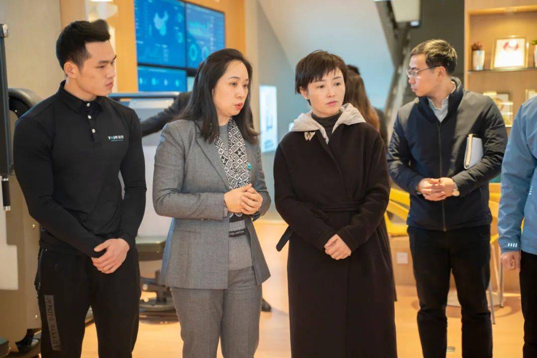 重庆市渝中区副区长高琳一行莅临友杰体育考察调研