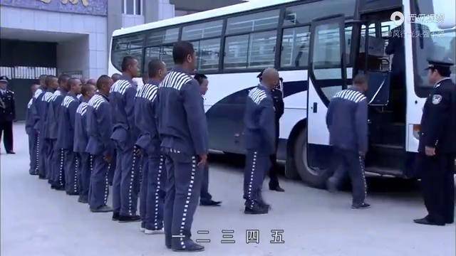 大漠高墙2辆警车出车祸囚犯持枪击毙警察首长全部击毙