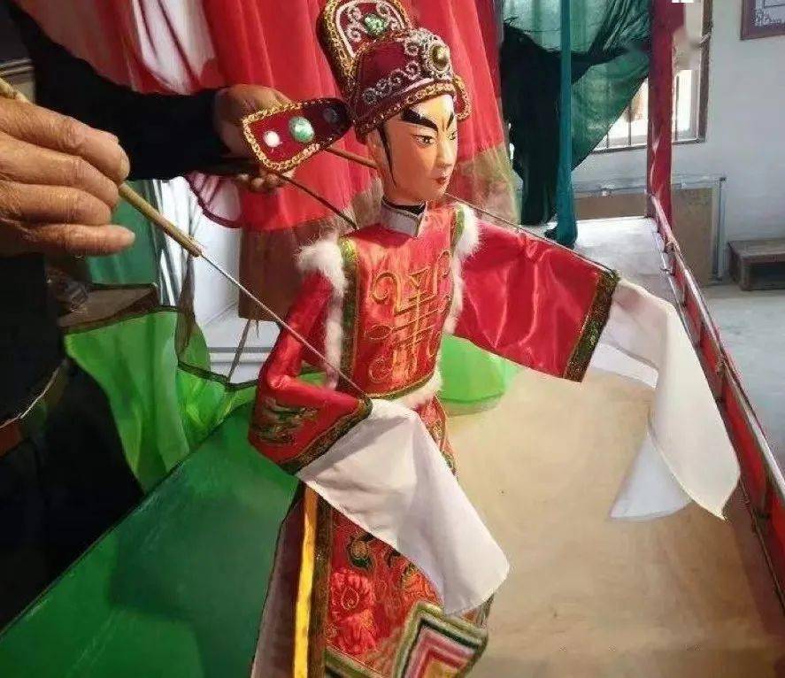 据《中国戏曲曲艺词典》和《辞海》记载,铁枝木偶戏