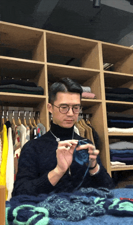 广东小伙回村织毛衣,年入500万,央视主持人尼格买提为他站台_潘锐彬