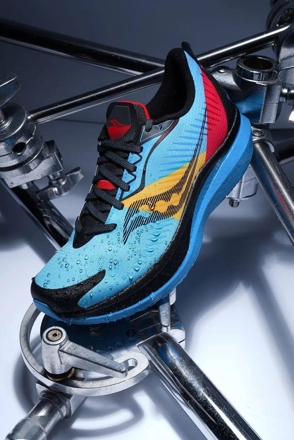 今冬saucony还同步推出了endorphin speed 2 runshield鞋款.