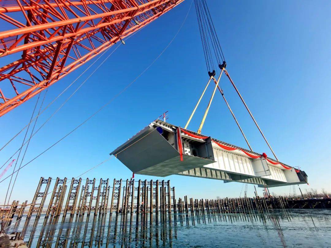 永定河特大桥首节钢箱梁吊装中▲永定河特大桥首节钢箱梁成功吊 