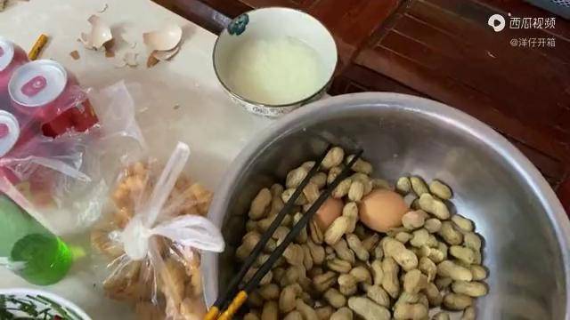 陈松参加比赛获奖了买套新衣服鼓励一下晚餐吃蒸包子真带劲