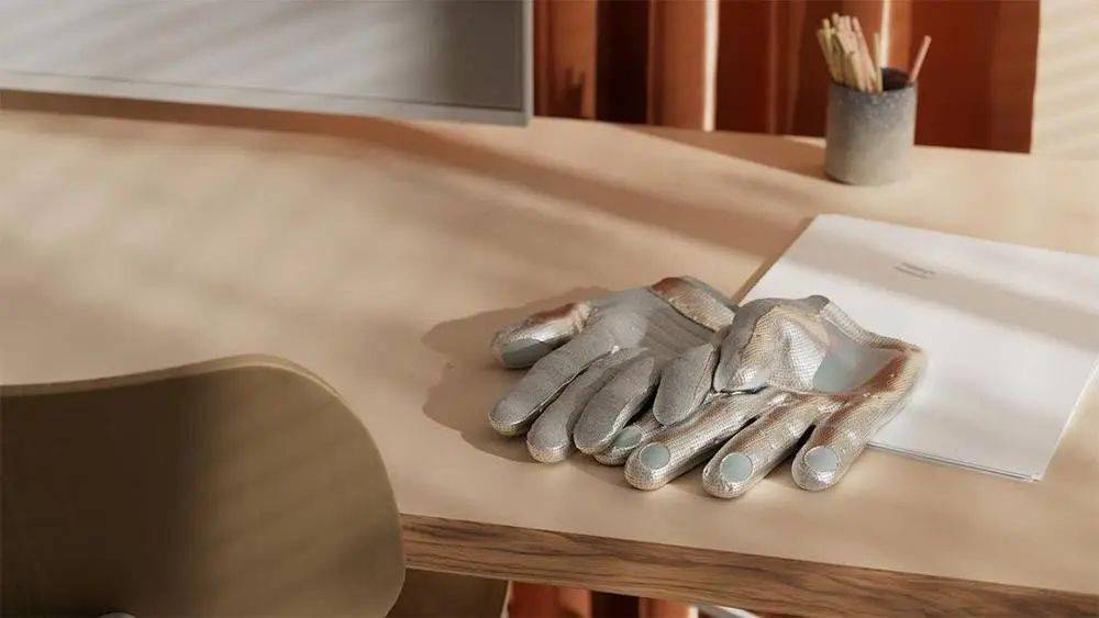 苹果不分左右的耳机、Google 的 VR 拖鞋，这些「面向未来」的专利被人做出来了