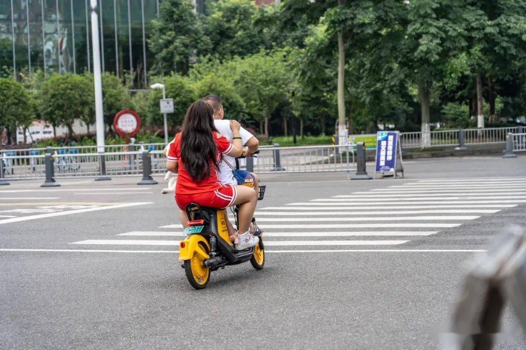 男女同骑小黄车被查获楚雄州一女子向民警撒泼被行拘7日