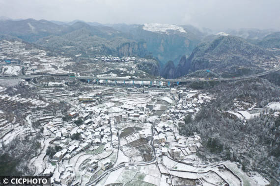 市民|二月春寒雪满山 稚子游人嬉雪欢