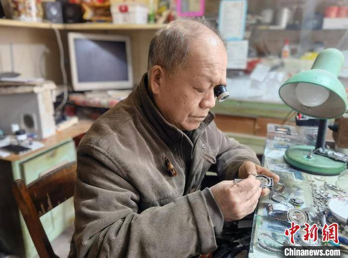 浙江修表匠54年钟表人生:手艺人更是"守艺人"_林东方_手表_灵芝