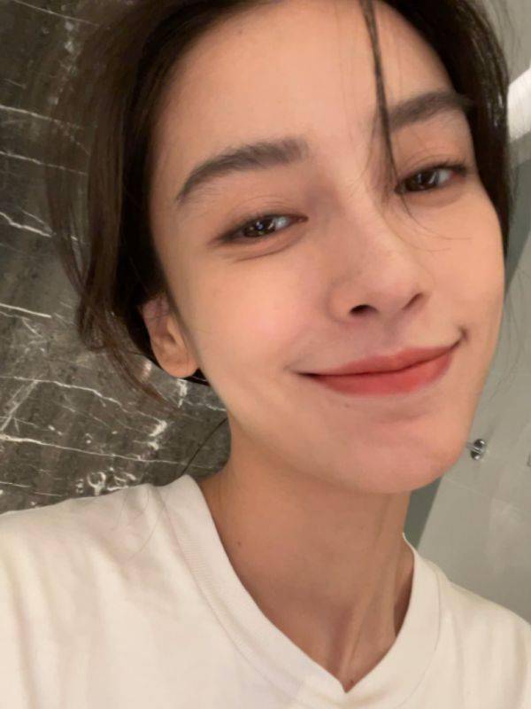 33岁angelababy离婚后晒自拍眼周皱纹尽显网友却称美