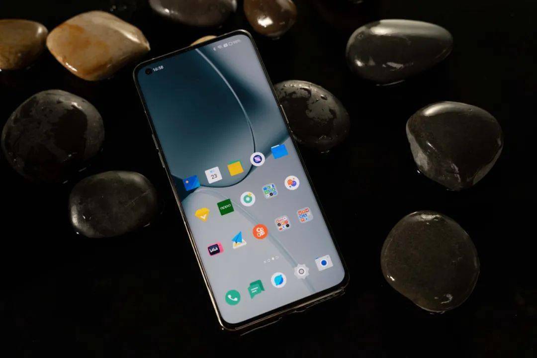 绿厂刚刚发布的这款新机，居然也找了哈苏。。。