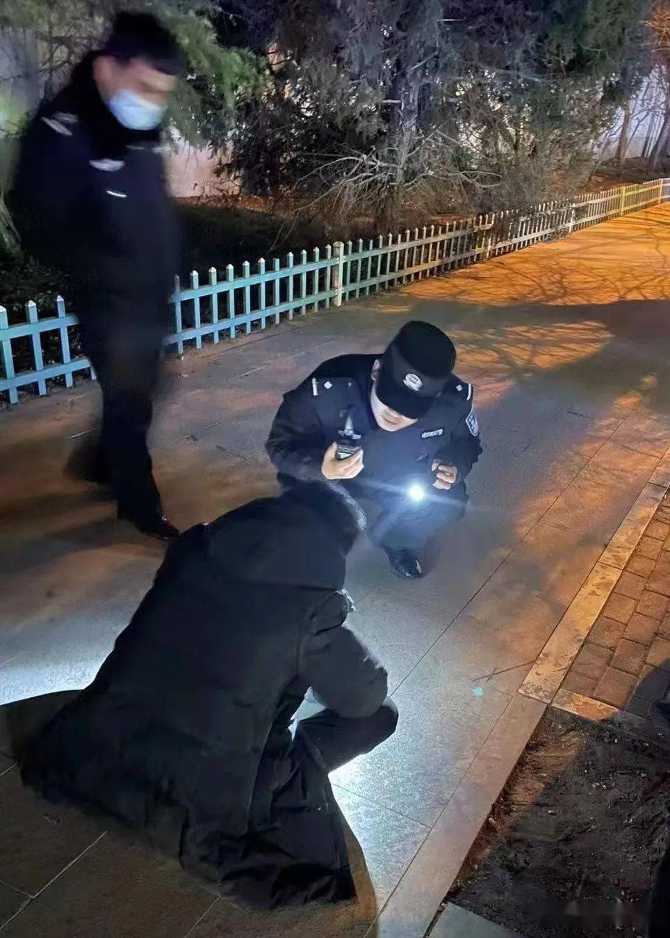 警民情深民警出警返程救助醉酒男子