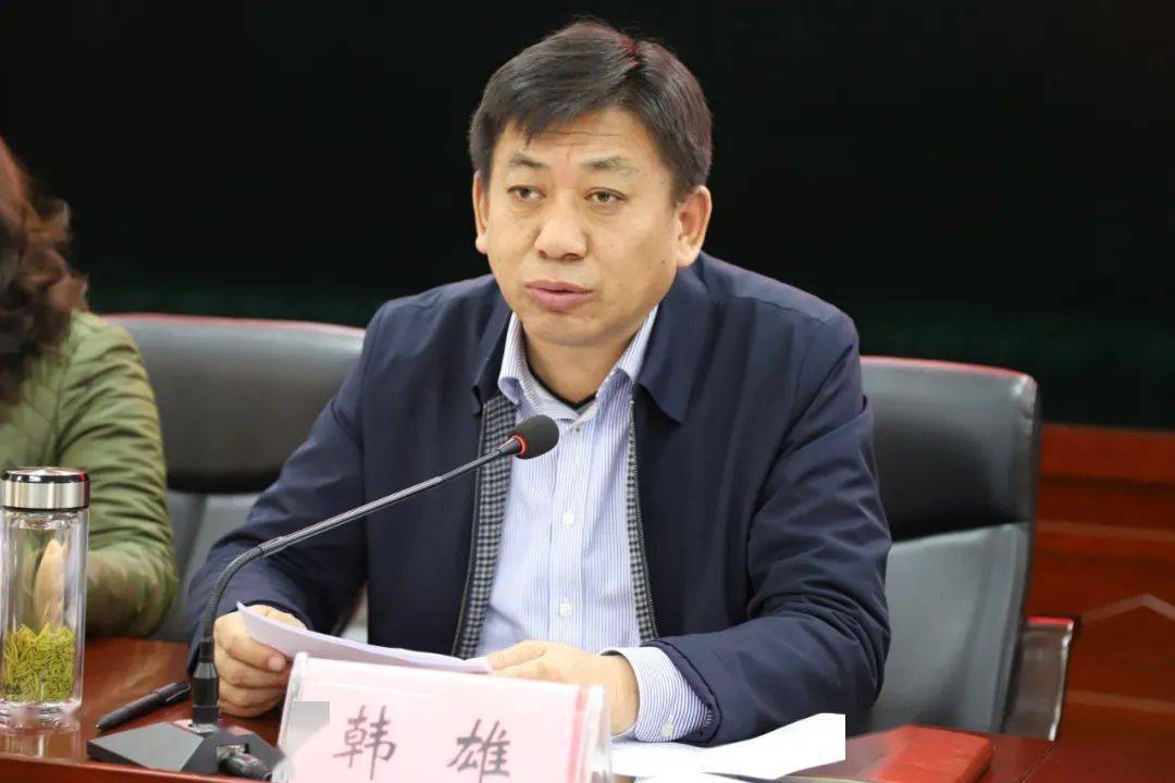 韩雄,王孝琴为市级专家工作站授牌,县