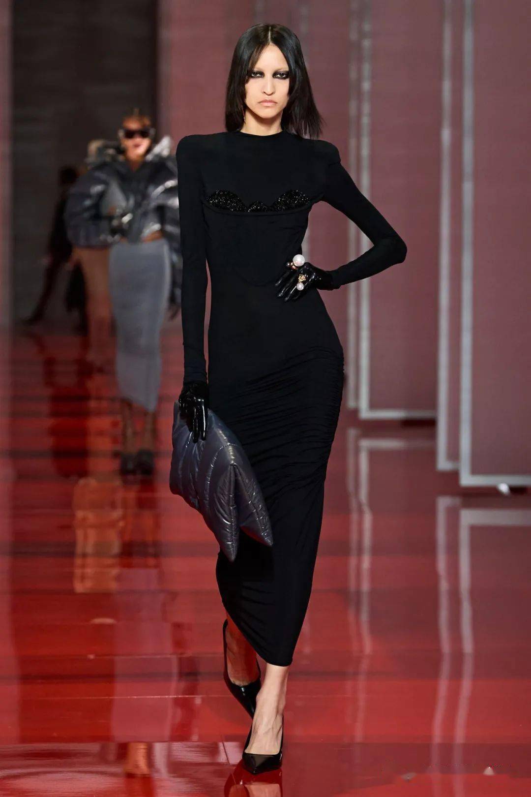 范思哲 versace 2022 秋季成衣时装秀_服装_系列_束衣