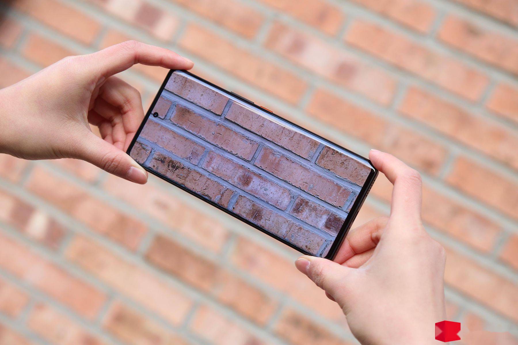 iQOO 9 Pro 赛道版图赏：全新芳纶纤维材质 3D 后盖，好看还舒服