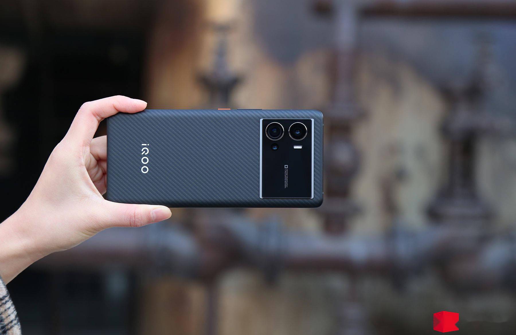 iQOO 9 Pro 赛道版图赏：全新芳纶纤维材质 3D 后盖，好看还舒服