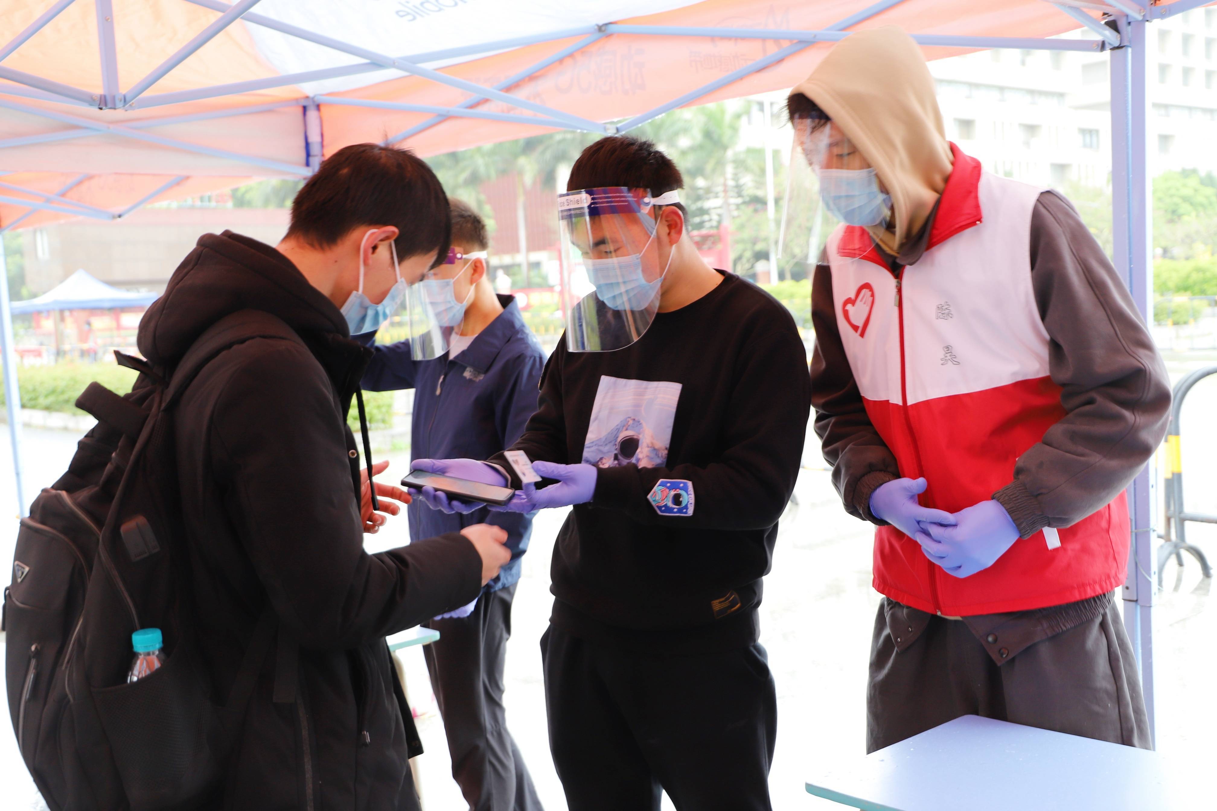 扫码验证,体温检测,口罩发放,行李运送……有志愿者们的助力,广航学子