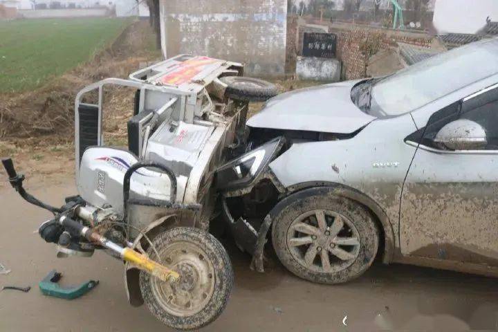 夏邑发生惨烈车祸轿车路口不减速撞倒三轮电车致2死1伤