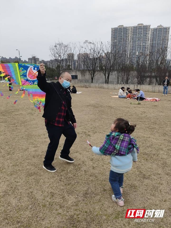 太阳|壮观！太阳一出来，草地上就“长”满了快发霉的湖南人