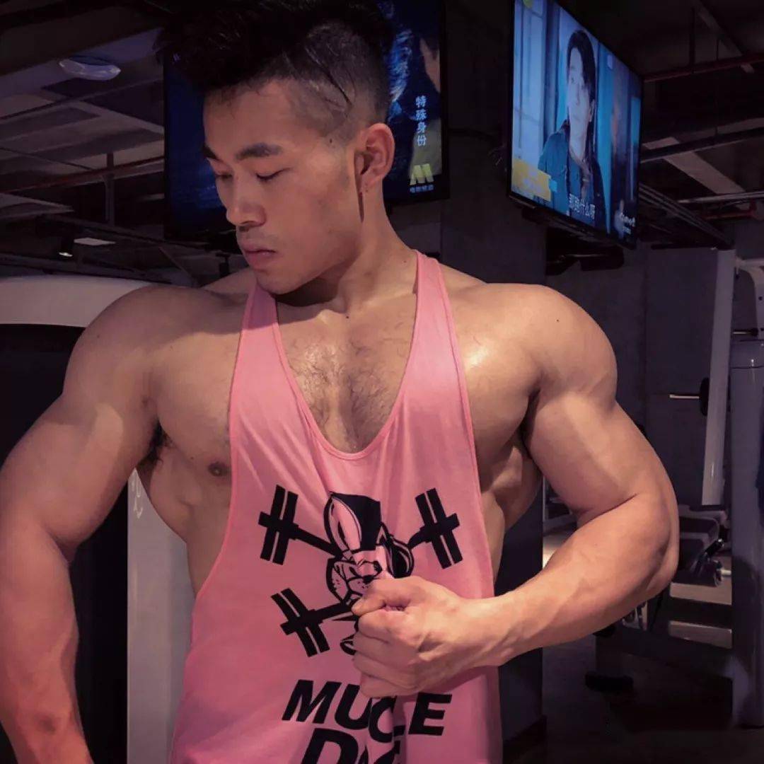 当肌肉遇到胸毛,他变成了行走的荷尔蒙!_哑铃_健身_食物