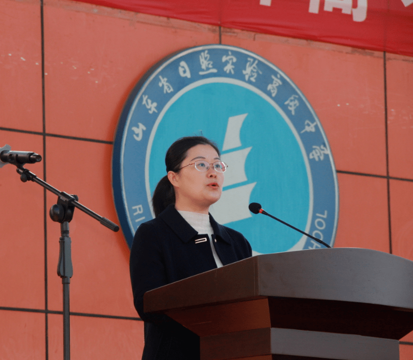 宋雪老师作为教师代表为高三学子们加油,并表达心声:将继续与你们风雨