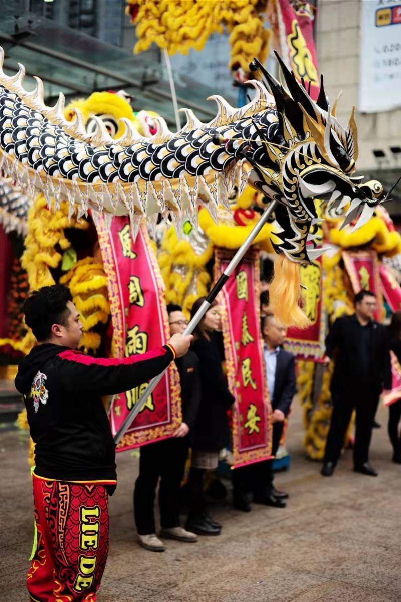 广州这支龙狮队好威水!曾在龙舟上"起舞"_醒狮_表演_传统