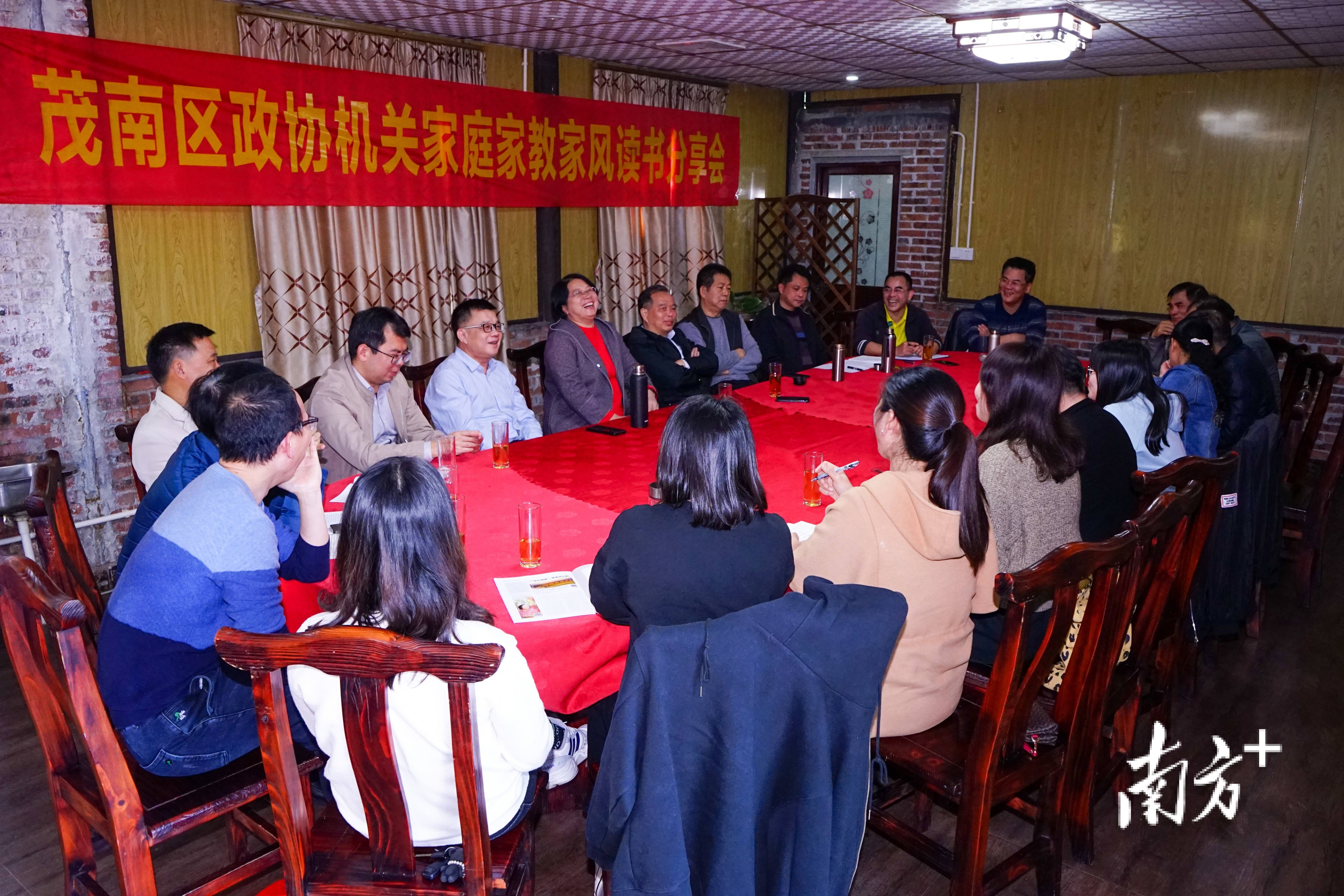 活动现场,卢飞,杨海璇,周凌奎带头"谈家庭,话家教