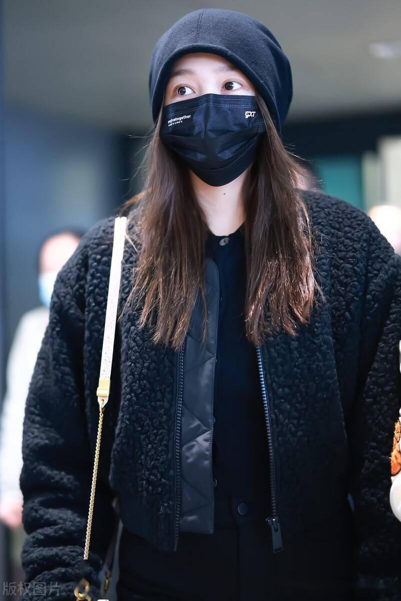 街拍:关晓彤纯色外套 小巧手袋 短靴时尚精致_preston_heron_机场