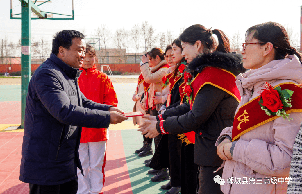 教师代表黄增志发言,他说,老师很在乎学生的成绩是因为只有学生进步了