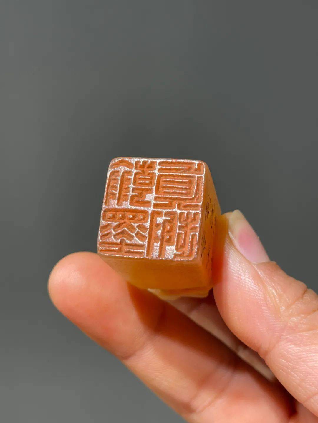 此叶钮正方章採用的寿山将军洞芙蓉石是"寿山石三宝"的软质印石精品