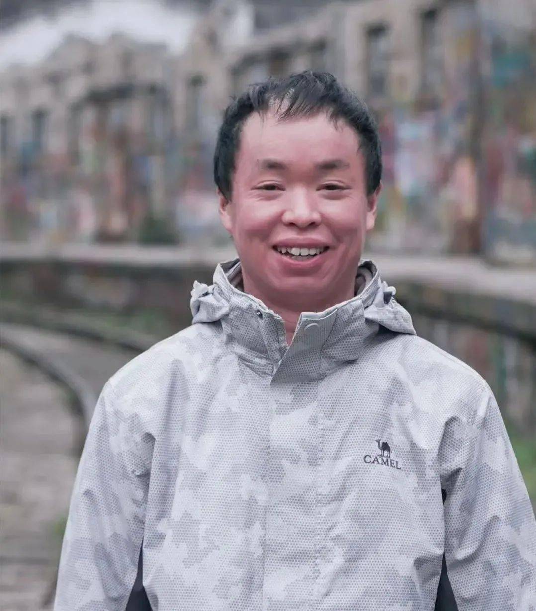 两年前,他被确诊为中性脂质沉积病伴鱼鳞病,这是一种顶级的罕见病