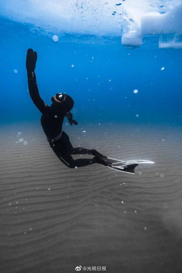 潜水|水下看蓝冰！赛里木湖再次惊艳网友